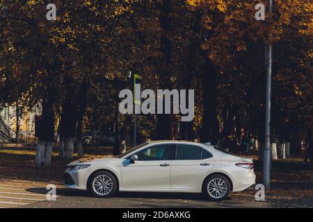 Ufa, Russland, 07-10-2020: Brandneues Toyota Camry Hybrid-Modell 2020. Allgemeine Vorderansicht bei Sonnenuntergang. Stockfoto