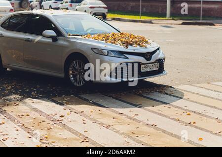 Ufa, Russland, 07-10-2020: Brandneues Toyota Camry Hybrid-Modell 2020. Allgemeine Vorderansicht bei Sonnenuntergang. Stockfoto