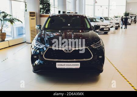 Ufa, Russland - 1. Juni 2020: Toyota Highlander. Stehend in einem Autogeschäft Stockfoto