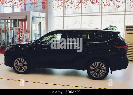 Ufa, Russland - 1. Juni 2020: Toyota Highlander. Stehend in einem Autogeschäft Stockfoto