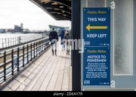 Hinweis für Fischer unterzeichnen am Southend Pier, Southend on Sea, Essex, Großbritannien während der COVID 19 Pandemie. Begrenztes Angeln. Halten Sie sich links für soziale Distanzierung Stockfoto