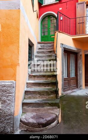 Treppen nach Hause, Pisogne, Lombardei, Italien am Ufer des Sees Iseo Stockfoto