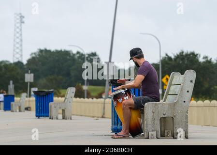 New Orleans, Louisiana/USA - 10/9/2020: Mann spielt Conga Drum am Lakefront Stockfoto