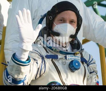 Baikonur, Kasachstan. Oktober 2020. Expedition 64 der russische Kosmonaut Sergey KUD-Sverchkov von Roskosmos wacklt an Bord der russischen Sojus MS-17-Sonde auf der Startfläche 31, um den Start auf dem Kosmodrom Baikonur am 14. Oktober 2020 in Baikonur, Kasachstan vorzubereiten. Die Crew-Mitglieder Sergey Ryzhikov, Sergey KUD-Sverchkov von Roscosmos und NASA-Astronautin Kate Rubins starten eine sechsmonatige Mission zur Internationalen Raumstation. Quelle: Andrey Shelepin/NASA/Alamy Live News Stockfoto