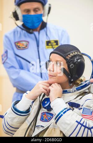 Baikonur, Kasachstan. Oktober 2020. Expedition 64 die amerikanische Astronautin Kate Rubins von der NASA wird mit ihrem russischen Sokol-Anzug unterstützt, bevor sie am 14. Oktober 2020 in Baikonur, Kasachstan, an Bord der russischen Sojus MS-17-Sonde startet. Die Crew-Mitglieder Sergey Ryzhikov, Sergey KUD-Sverchkov von Roscosmos und NASA-Astronautin Kate Rubins starten eine sechsmonatige Mission zur Internationalen Raumstation. Quelle: Andrey Shelepin/NASA/Alamy Live News Stockfoto