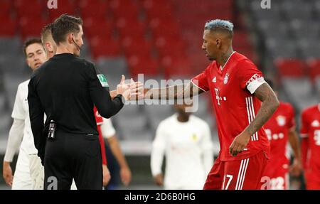 firo: Fußball: 15. Oktober 2020 DFB Cup 1.FC Dvºren - FC Bayern Mvºnchen, München Gestik, Schiedsrichter Dr. Matthias JV? Llenbeck mit Jerome Boateng, Farewell Corona Faust weltweit im Einsatz Stockfoto