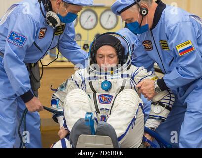 Baikonur, Kasachstan. Oktober 2020. Expedition 64 der russische Kosmonaut Sergej Ryschikow aus Roskosmos wird in seinen russischen Sokol-Anzug mitgeholfen, bevor er am 14. Oktober 2020 in Baikonur, Kasachstan, das russische Sojus MS-17-Raumschiff zum Start bestieg. Die Crew-Mitglieder Sergey Ryzhikov, Sergey KUD-Sverchkov von Roscosmos und NASA-Astronautin Kate Rubins starten eine sechsmonatige Mission zur Internationalen Raumstation. Quelle: Andrey Shelepin/NASA/Alamy Live News Stockfoto