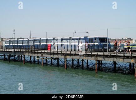 Southend historische Pier Railway gegründet 1892 jetzt von zwei Diesel-Lokomotiven einschließlich Sir John Betjeman ziehen sechs Straßenbahn-Stil Wagen laufen. Stockfoto