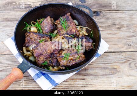 Fleischgerichte aus der Leber. Gebratenes Rindfleisch, Kalbsleber in der Pfanne. Stockfoto