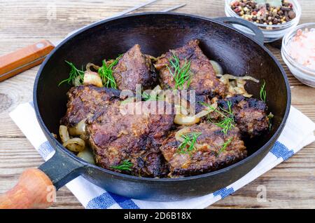 Fleischgerichte aus der Leber. Gebratenes Rindfleisch, Kalbsleber in der Pfanne. Stockfoto