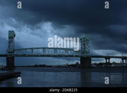 Sturmwolken über der Cape Fear Memorial Bridge, Cape Fear River, Wilmington, NC Stockfoto