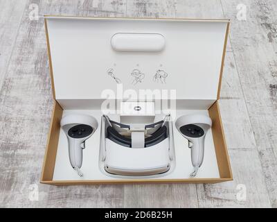 CHESTER, ENGLAND - 15. OKTOBER 2020: Oculus Quest 2 Virtual Reality Headset in der Box Stockfoto