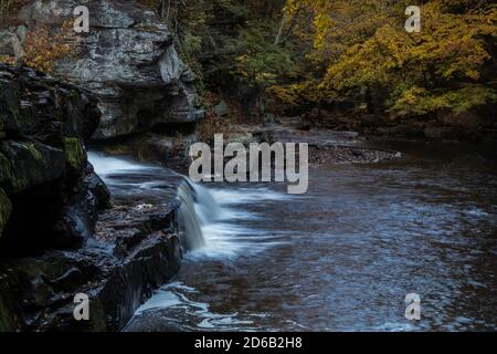 Shohola fällt unten an einem Herbstmorgen in Pennsylvania Poconos Stockfoto