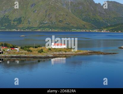 Kleine Kapelle auf EINER Landzunge in Sildpollen bei Vestpollen on Lofoten Inseln am Eidsfjord an EINEM sonnigen Sommertag mit Ein klarer blauer Himmel Stockfoto