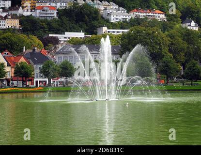 Wasserbrunnen Im Lille Lungegardsvannet See In Bergen On Ein sonniger Sommertag mit EINEM klaren blauen Himmel und Ein paar Wolken Stockfoto