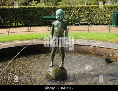 Crying Boy Skulptur Grinegutten In Der Nähe Der Lille Lungegardsvannet See In Bergen an EINEM sonnigen Sommertag mit KLAREM Blau Himmel und EIN paar Wolken Stockfoto