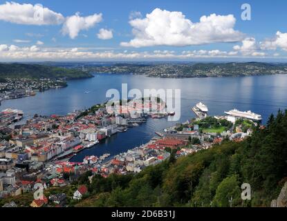 Spektakulärer Blick Vom Mount Floyen Auf Den Hafen Von Bergen Und der Byfjord an EINEM sonnigen Sommertag mit EINEM Klarer blauer Himmel und EIN paar Wolken Stockfoto