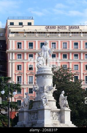 Grand Hotel Savoia, Genua Italien, mit dem Denkmal von Christoph Kolumbus, von Lorenzo Bartolini, im Vordergrund Stockfoto