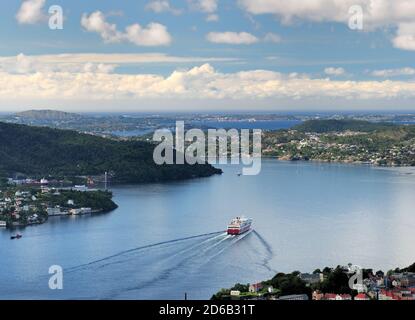 Spektakuläre Aussicht Vom Mount Floyen Auf Den Byfjord Und Die Inseln in Bergen an EINEM sonnigen Sommertag mit EINEM Klarer blauer Himmel und EIN paar Wolken Stockfoto