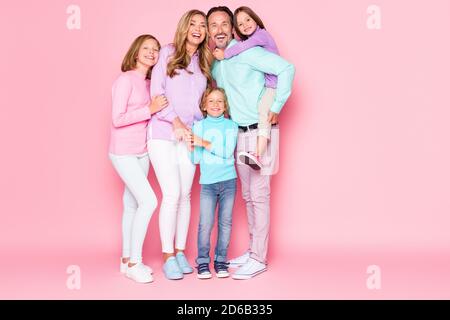 Ganzkörper-Foto von Traum Harmonie große Familie genießen verbringen Zeit zusammen Papa Huckepack umarmt seine jüngere Tochter Mutter lachend Mit Kindern isoliert Stockfoto