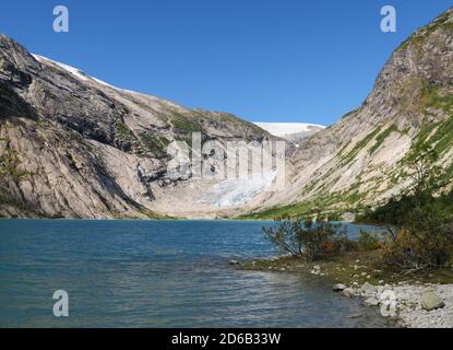 Blick Vom See Nigardsbrevatnet Auf Den Gletscher Nigardsbreen In Jostedalsbreen Nationalpark an EINEM sonnigen Sommertag mit EINEM Klarer Blauer Himmel Stockfoto