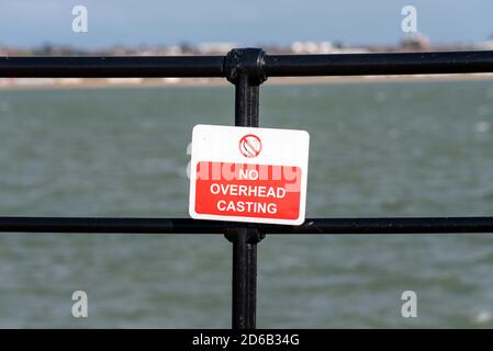 Kein Kopfguss, Warnschild, am Southend Pier, für Angler. Angeln vom Southend Pier ist aus begrenzten Bereichen erlaubt, mit Sicherheitswarnungen Stockfoto