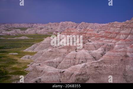 Die Badlands Wall und das Conata Basin unterhalb des Norbeck Passes im Badlands National Park, South Dakota. Stockfoto