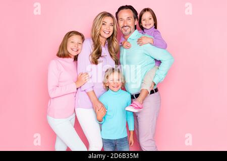 Foto von Traum große Familie genießen Wochenende zusammen positiv zu verbringen papa umarmen seine jüngere Tochter Huckepack Mama toothy Lächeln mit Zwei weitere Kinder Stockfoto