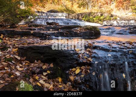 Peak Fall Laub umgibt wunderschöne Kaskadierung Shohola Falls auf an Herbstmorgen im Pennsylvania Poconos Stockfoto