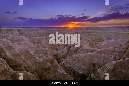 Sonnenaufgang über den Badlands von Big Badlands Overlook im Badlands National Park, South Dakota. Stockfoto
