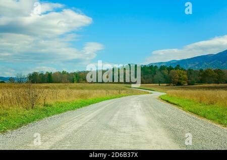 Eine Schotterstraße führt durch Cades Cove am 2. November 2017 im Great Smoky Mountains National Park in Tennessee. Stockfoto