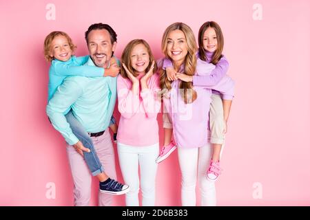 Foto von positiven fröhlich idyllischen Traum große Familie Papa Mama Huckepack kleiner jüngerer Sohn Bruder genießen Zeit zusammen isoliert verbringen In Pastellfarben Stockfoto