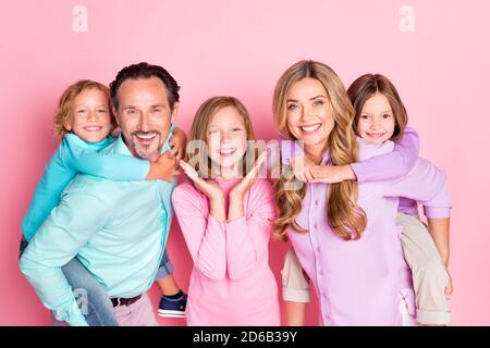 Positive Harmonie idyllische große Familie Porträt Foto von Papa Mama Huckepack tragen kleine Kinder in der Freizeit Wochenende tragen lässig Stylische Kleidung Stockfoto