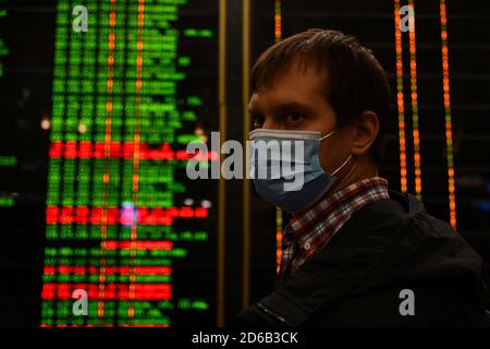 Passagiere an Bahnhöfen und Flughäfen halten sich an die Einschränkungen der COVID-19-Pandemie: Sie tragen Masken und beobachten soziale Distanzierungen. Stockfoto