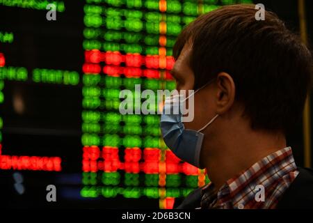 Passagiere an Bahnhöfen und Flughäfen halten sich an die Einschränkungen der COVID-19-Pandemie: Sie tragen Masken und beobachten soziale Distanzierungen. Stockfoto