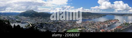 Spektakulärer Panoramablick Vom Mount Floyen Auf Die Innenstadt Und Die Hafen von Bergen an EINEM sonnigen Sommertag mit EINEM Klarer blauer Himmel und EIN paar Wolken Stockfoto