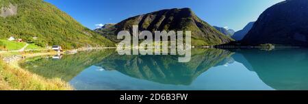 Panorama Der Berge Spiegelt Sich Im Ruhigen Wasser Der Dalsfjord bei Skjolden an EINEM sonnigen Sommertag mit EINEM Klarer blauer Himmel und EIN paar Wolken Stockfoto