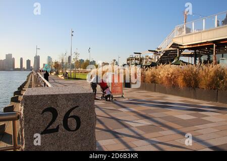 14. Oktober 2020, US, New York: Die Nummer 26 ist am 'Pier 26' im Hudson River Park zu sehen, einem Steg, der in einen Park verwandelt wurde. Ein weiterer Pier wurde in einen Park in New York verwandelt - diesmal mit einem Fokus auf die Ökologie des Hudson River. Pier 26' im Hudson River Park im Südwesten Manhattans, der für rund 40 Millionen Dollar (rund 35 Millionen Euro) umgebaut und kürzlich wiedereröffnet wurde, verfügt über einen Sportplatz, Holzschaukeln und Liegestühle sowie zahlreiche einheimische Pflanzen und Bäume. An der Spitze des Piers wurde auch ein Sumpfland geschaffen, das nur zu sehen ist Stockfoto