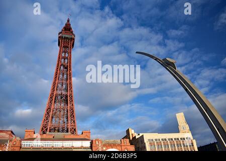 Blick nach oben auf den Blackpool Tower in Lancashire, Nordwestengland. Die rote Farbe des Turms hebt sich vom blauen Himmel ab. Stockfoto