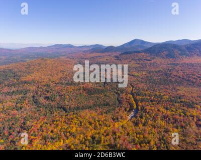 White Mountain National Forest Herbstlaub auf Kancamagus Highway Luftaufnahme in der Nähe von Sugar Hill Scenic Vista, Town of Lincoln, New Hampshire NH, USA. Stockfoto