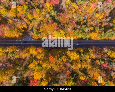 White Mountain National Forest Herbstlaub auf Kancamagus Highway Draufsicht in der Nähe von Sugar Hill Scenic Vista, Town of Lincoln, New Hampshire NH, USA. Stockfoto