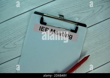 IEP Meeting schreiben Sie auf einen Papierkram, der auf dem Schreibtisch isoliert ist. Stockfoto