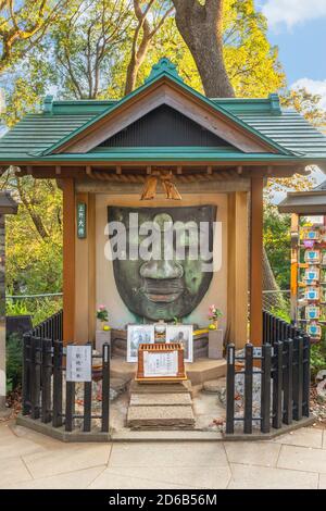 tokio, japan - oktober 11 2020: Skulptur der Überreste des Ueno Daibutsu im Kaneiji-Tempel mit dem Gesicht des japanischen buddha Shaka NY Stockfoto