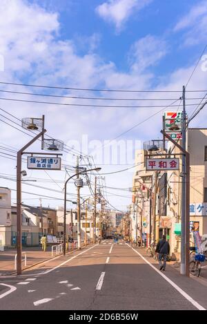 tokio, japan - oktober 11 2020: Ampeltore mit dem Namen des lokalen Einkaufsviertels der Kanegafuchi Straße, die an die Kanegafuchi sta angrenzt Stockfoto