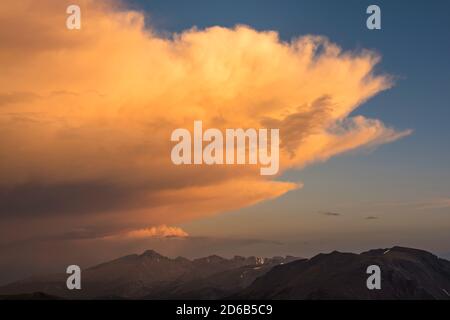 Sturm über Long's Peak, Rocky Mountain NP, CO, USA, von Bruce Montagne/Dembinsky Photo Assoc Stockfoto