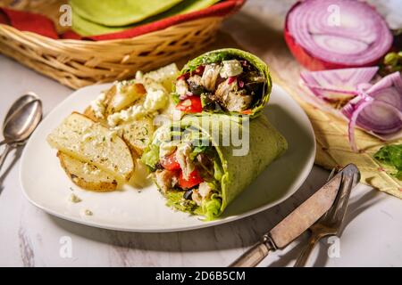 Gesunde Griechische chicken Wrap mit herbed Kartoffeln und Feta Käse Stockfoto