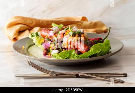 Schicke glutenfreie Kost keine Knollenchili heiße Hundesalat Wraps Stockfoto