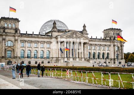 Berlin, Deutschland. Oktober 2020. Fußgänger laufen vor dem Reichstagsgebäude in Berlin, Hauptstadt Deutschlands, 15. Oktober 2020. Neue COVID-19-Infektionen in Deutschland stiegen um einen neuen Tagesrekord von 6,638 auf 341,223, teilte das Robert Koch-Institut (RKI) am Donnerstag mit. Quelle: Str/Xinhua/Alamy Live News Stockfoto