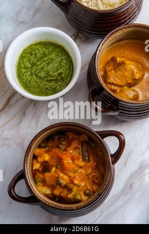 Indisches Gemüse Korma Curry Lamm-rogan josh mit Koriander Chutney Stockfoto