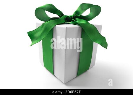 Weiße Geschenkbox mit Schleife, isoliert auf weiß Stockfoto